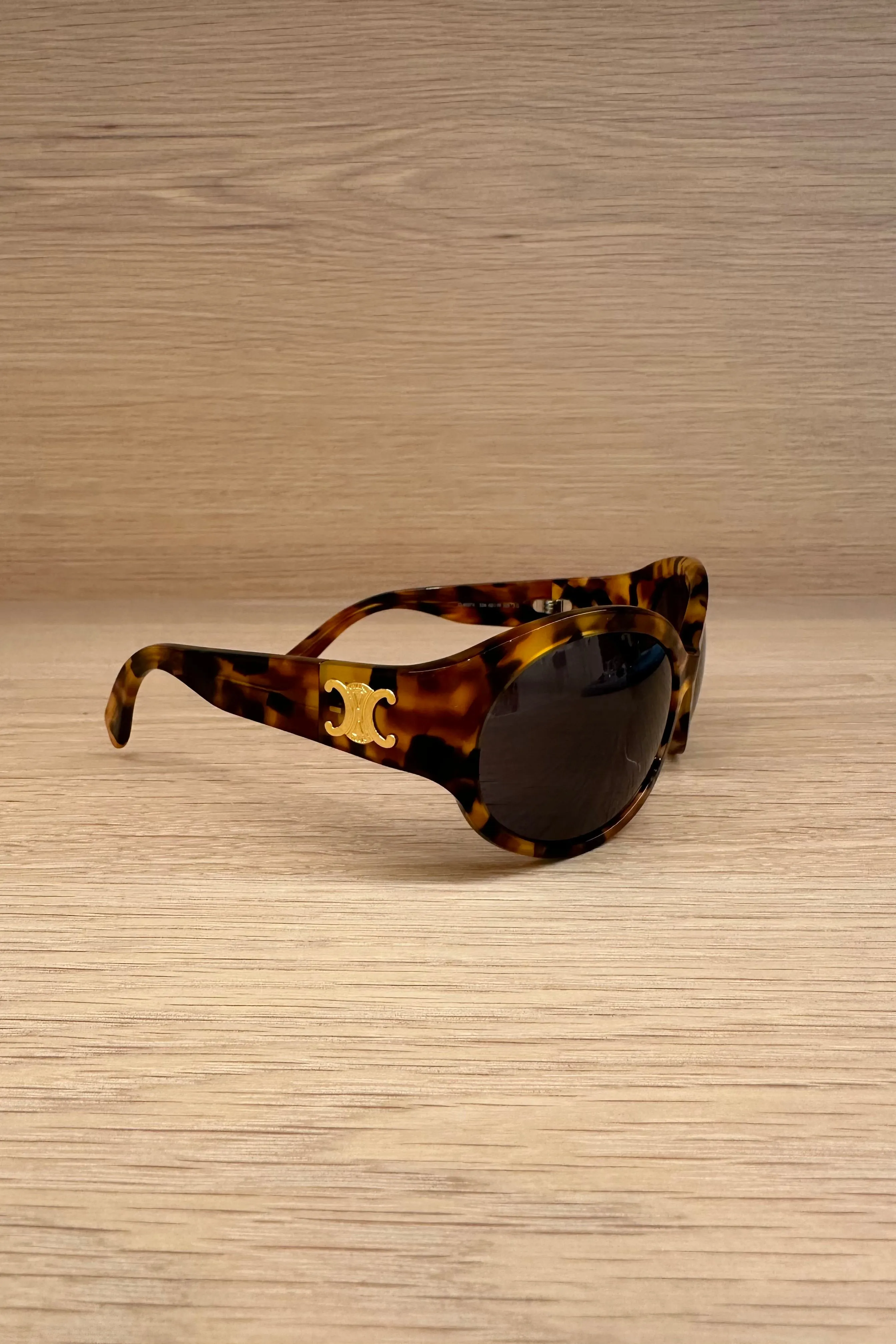 TRIOMPHE WRAPAROUND SUNGLASSES IN TORTOISE CL402711