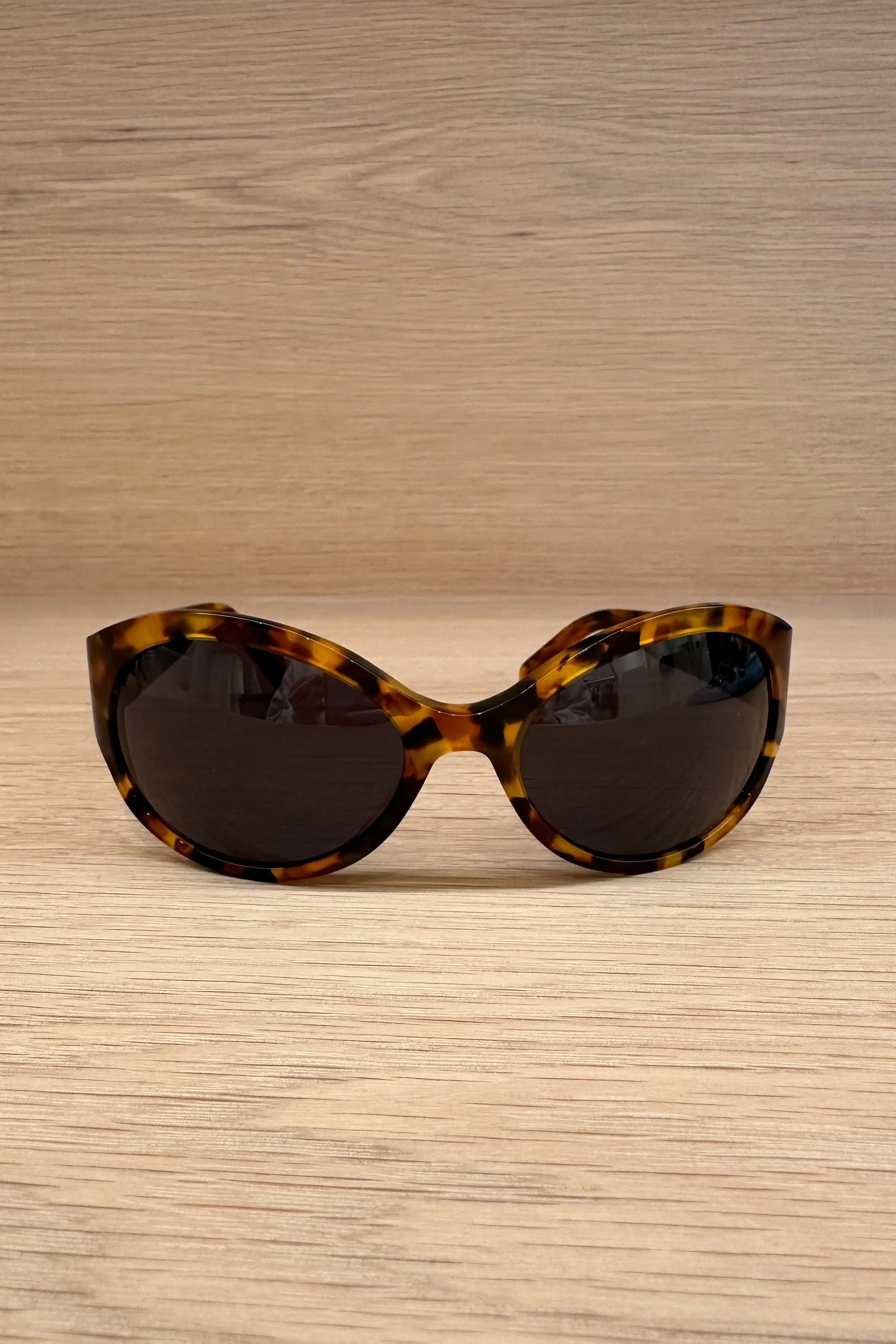 TRIOMPHE WRAPAROUND SUNGLASSES IN TORTOISE CL402711